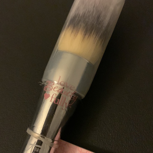 It Cosmetics Powder Brush - Picture 3 of 7